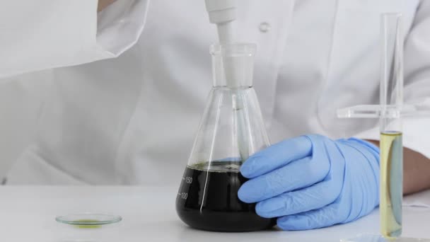 Primo Piano Una Scienziata Laboratorio Che Lavora Con Olio Cbd — Video Stock