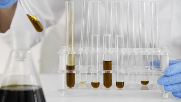 Primer Plano Una Científica Laboratorio Que Trabaja Experimento Con Aceite — Vídeo de stock