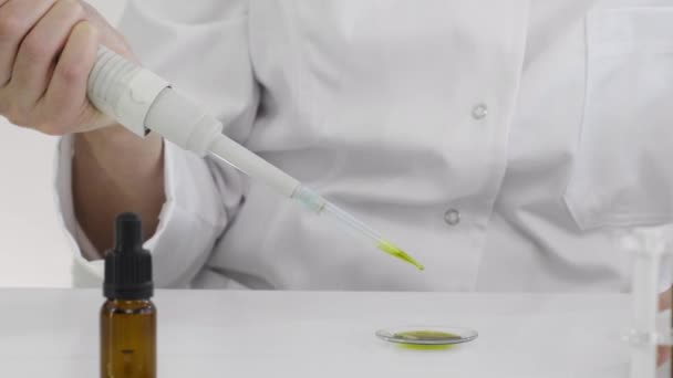 Primo Piano Dello Scienziato Con Bicchiere Che Testava Olio Cbd — Video Stock