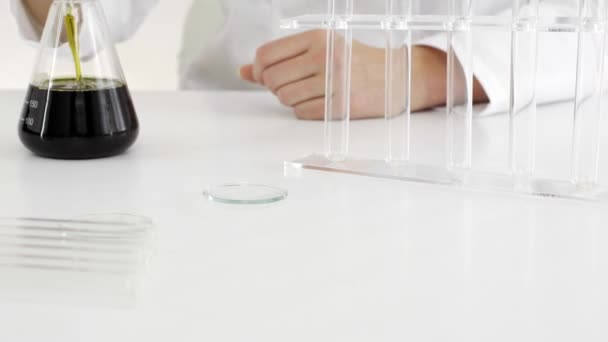 Gros Plan Scientifique Avec Des Lunettes Testant Huile Cbd Extraite — Video