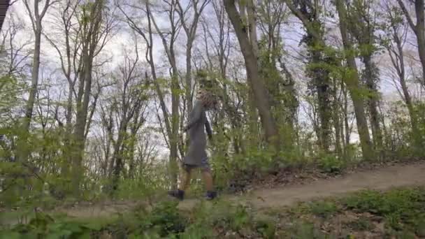 Kalın Bir Orman Yayılan Eller Çukur Yürüyen Gri Bir Elbise — Stok video