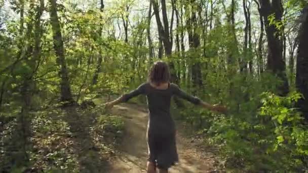 Mladá Atraktivní Žena Šedých Šatech Která Cestě Vede Hustým Lesem — Stock video