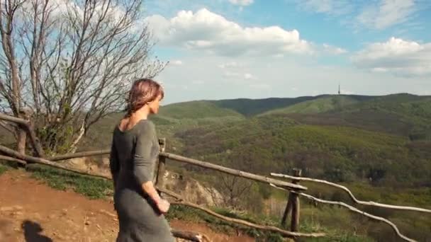 Jonge Aantrekkelijke Vrouw Een Grijze Jurk Lopen Naar Boven Heuvel — Stockvideo