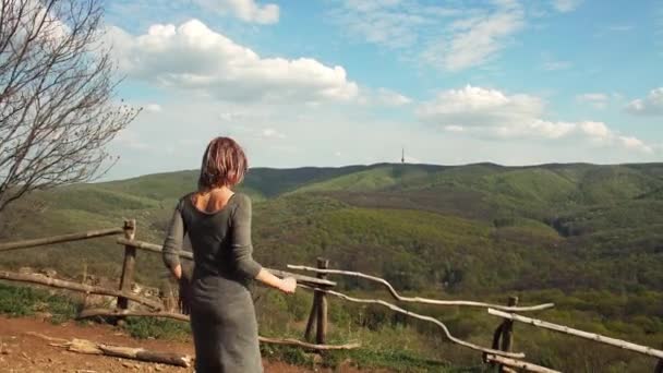 Młoda Atrakcyjna Kobieta Szarej Sukni Chodzenie Kierunku Góry Wzgórza Rozprzestrzeniania — Wideo stockowe
