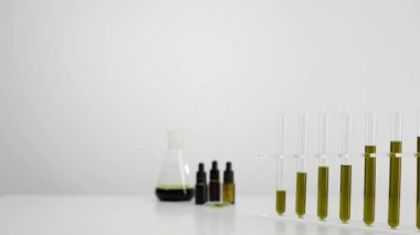 CBD 'ye sahip cam tüpler. el marihuana tesisi masaya koymak. Sağlık konsepti.