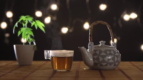 Bambusz Asztal Marihuána Növény Kerámia Forró Cbd Tea Teáskanna Meghitt — Stock videók