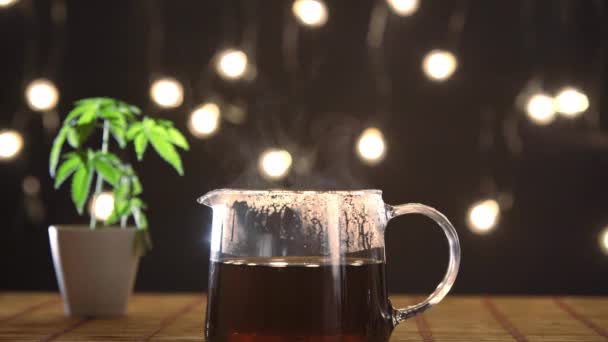Τραπέζι Μπαμπού Φυτό Μαριχουάνας Στην Αγγειοπλαστική Hot Cbd Τσάι Και — Αρχείο Βίντεο