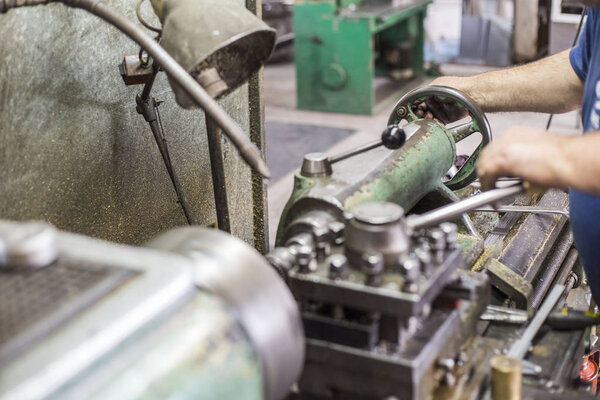 токарный станок для обработки металлических материалов
