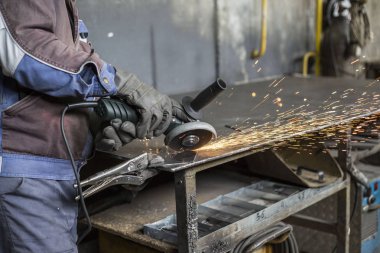 Metalurji atölyesinde malzemelerin taşlanması