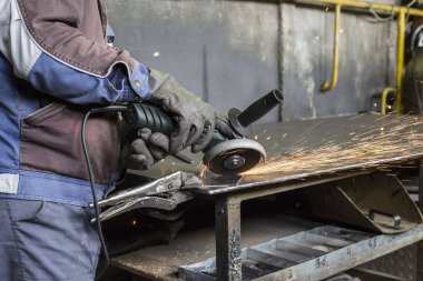 Metalurji atölyesinde malzemelerin taşlanması