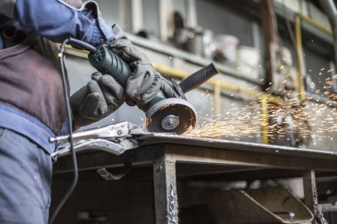 Metalurji atölyesinde malzemelerin taşlanması