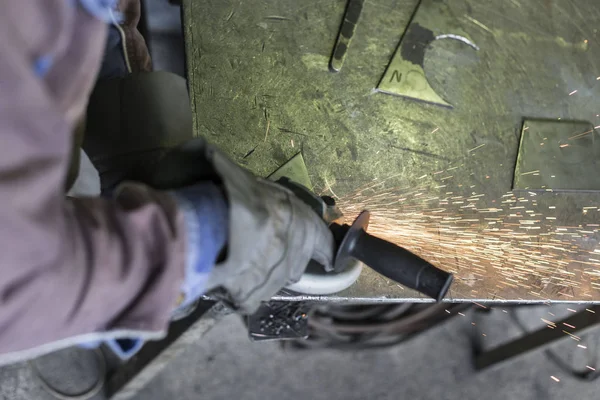 Macinazione dei materiali nel laboratorio di metallurgia — Foto Stock