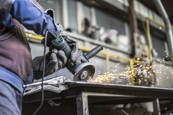 Metalurji atölyesinde malzemelerin taşlanması