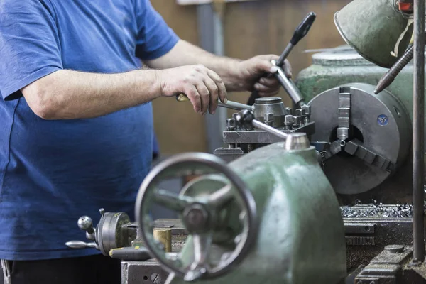 Torno para el procesamiento de materiales metálicos — Foto de Stock