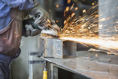 Metalurji atölyesinde malzemelerin taşlanması