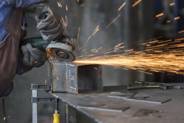 Metalurji atölyesinde malzemelerin taşlanması