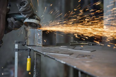 Metalurji atölyesinde malzemelerin taşlanması