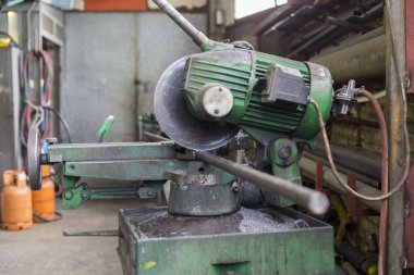 Metal boruların dairesel testereyle kesilmesi