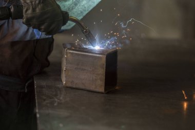 atölyede metal nesnelerin kaynak