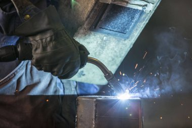 atölyede metal nesnelerin kaynak