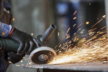 Metalurji atölyesinde malzemelerin taşlanması