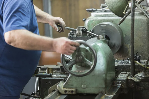 Torno para el procesamiento de materiales metálicos — Foto de Stock