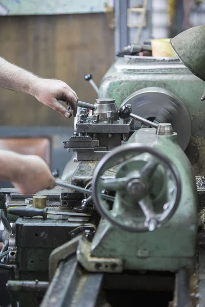 Torno para el procesamiento de materiales metálicos — Foto de Stock