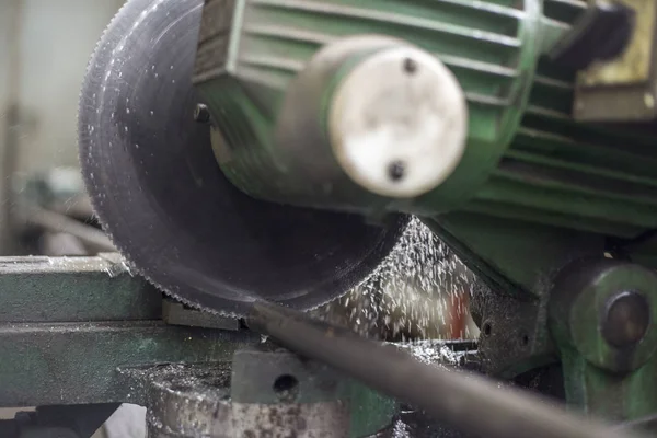 Cortar los tubos de metal en una sierra circular — Foto de Stock