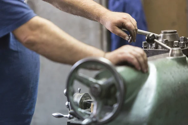 Torno para el procesamiento de materiales metálicos — Foto de Stock