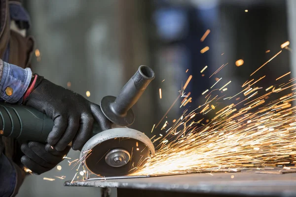 Metalurji atölyesinde malzemelerin taşlanması