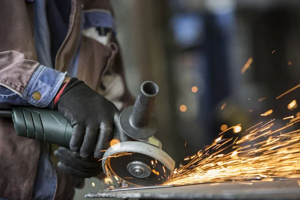 Metalurji atölyesinde malzemelerin taşlanması