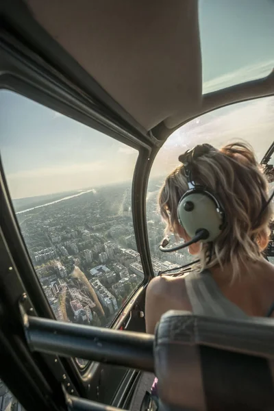 Portrét krásných blonďaté ženy, které užívají helikoptéru. Je ohromená panoráma. — Stock fotografie
