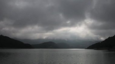 Zaovinsko Jezero timelapse üzerinde bulutlu gün batımı. Dağ gölü üzerinde bulutlu gün batımı timelapse, Zaovinsko Jezero