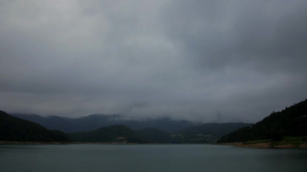 Abendliche Schlechtwetterphase Über Dem Bergsee Zaovinsko Jezero — Stockvideo