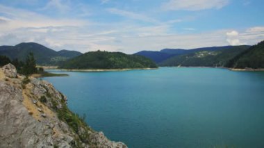 2018 yazında Zaovine Gölü üzerinde bulutların zaman aşımı