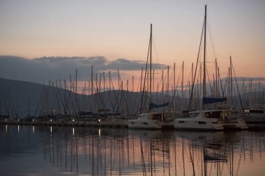 Gün doğumunda marinaya yanaşan tekneler.