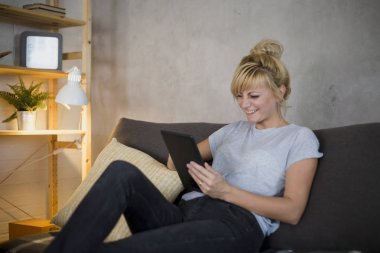 Tablette gezinen genç kadın.