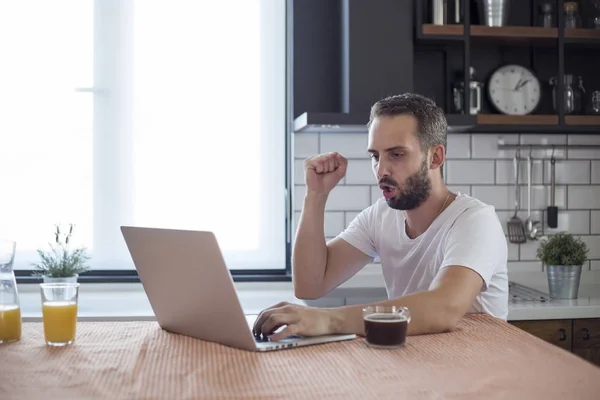 Glad upphetsad man jublande nöjd med resultat på laptop. — Stockfoto