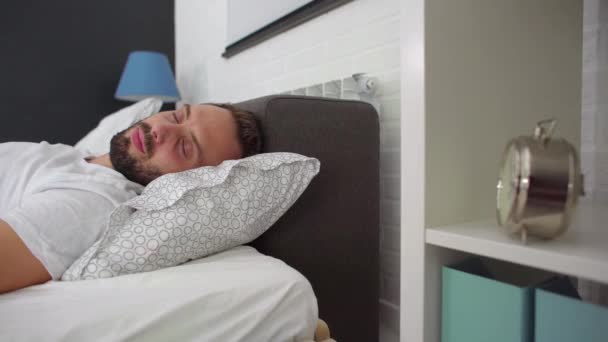 Atractivo Hombre Guapo Con Barba Golpeando Despertador Por Mañanahombre Despertando — Vídeos de Stock
