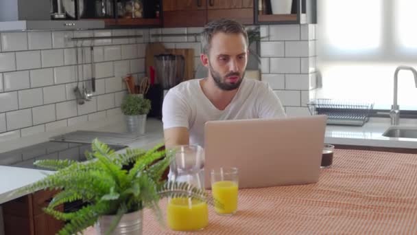 Attraktive Gutaussehende Mann Mit Bart Beobachtet Spiel Auf Laptop Küchenmann — Stockvideo