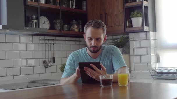 Homem Bonito Atraente Com Barba Assistindo Pontuação Jogo Tablet Cozinhaman — Vídeo de Stock