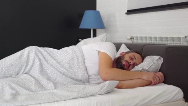 Мужчина Просыпается Своей Спальне Потирает Глаза Утро — стоковое видео