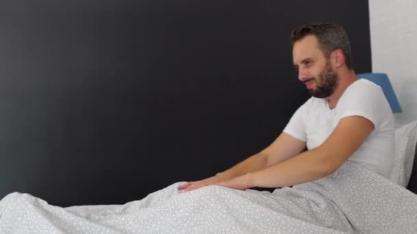 Man Wakker Zijn Slaapkamer Stretching Ochtend — Stockvideo