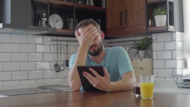 Jovem Decepcionado Enquanto Trabalhava Tablet Ele Está Sentado Sua Mesa — Vídeo de Stock