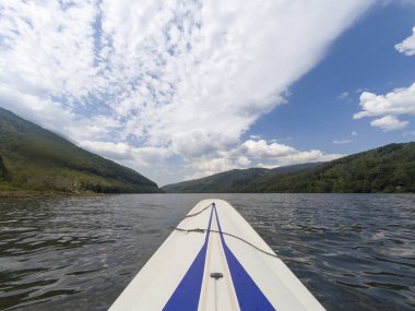 Gölde Pov uzun panosu.