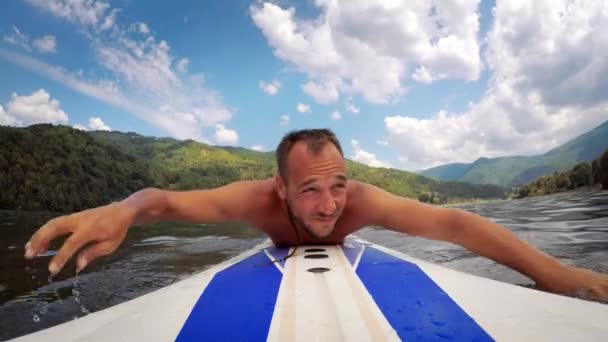 Ein Junger Mann Paddelt Auf Einem Langbrett See Hat Spaß — Stockvideo