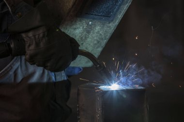 atölyede metal nesnelerin kaynak