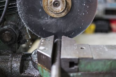 Metalurji atölyesinde dairesel testere