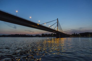 Novi Sad 'daki Tuna üzerindeki Özgürlük Köprüsü mavi saatte.