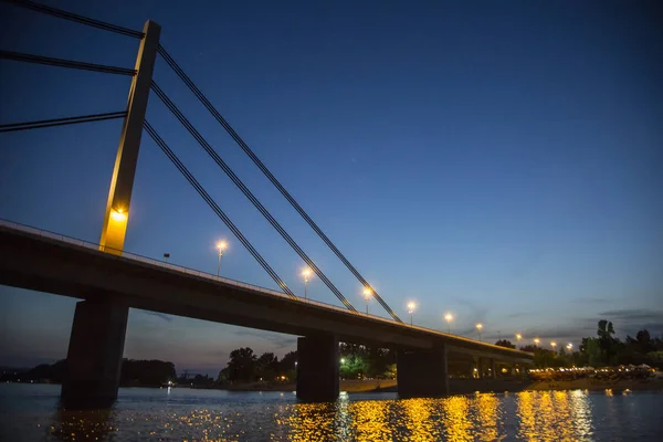 Novi Sad 'daki Tuna üzerindeki Özgürlük Köprüsü mavi saatte. — Stok fotoğraf